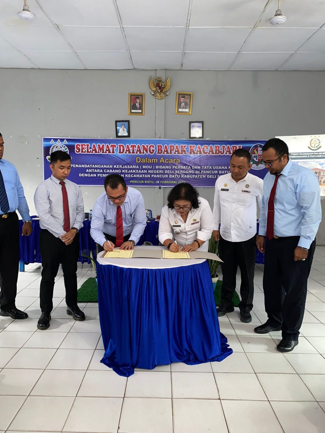 Kepala Cabjari Pancurbatu Yus Iman Mawardin Harefa SH MH (kiri) melakukan tandatangan kerjasama dengan pihak Kecamatan Pancurbatu di Aula Kantor Camat Pancurbatu.