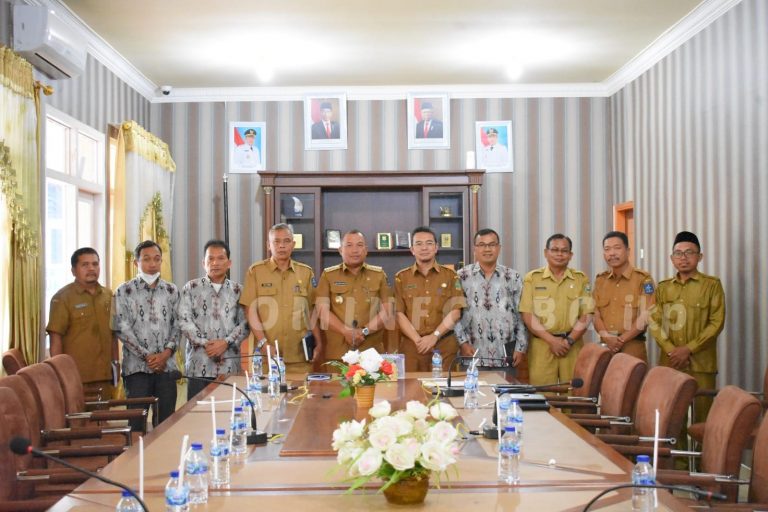 Wali Kota Sibolga H Jamaluddin Pohan saat menerima audiensi Dewan Pendidikan dan SMAN 1 Matauli, di Aula Nusantara ll Kantor Wali Kota Sibolga.