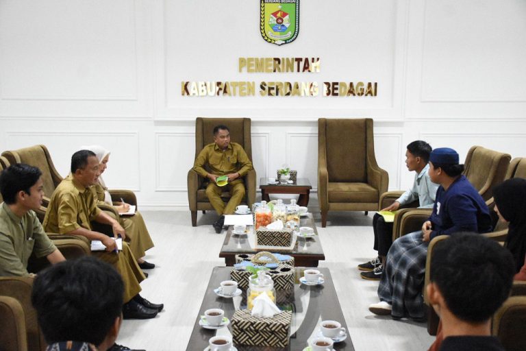 Bupati Sergai H Darma Wijaya menerima audiensi sejumlah organisasi di Komplek Kantor Bupati Sergai, Sei Rampah.