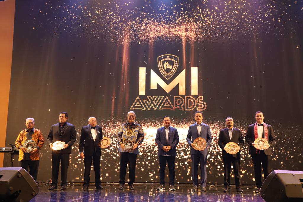 Wakil Gubernur Sumut Musa Rajekshah terima penghargaan sebagai Indonesian Motorsport Achievement pada ajang Ikatan Motor Indonesia (IMI) Award 2021-2022 di Golden Ballroom Hotel Sultan, Jakarta.