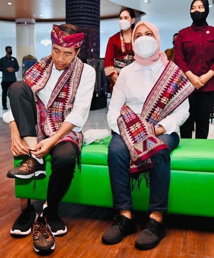 Presiden Jokowi lantas mencoba sepatu tersebut sambil duduk bersebelahan dengan Ibu Negara Iriana Joko Widodo.