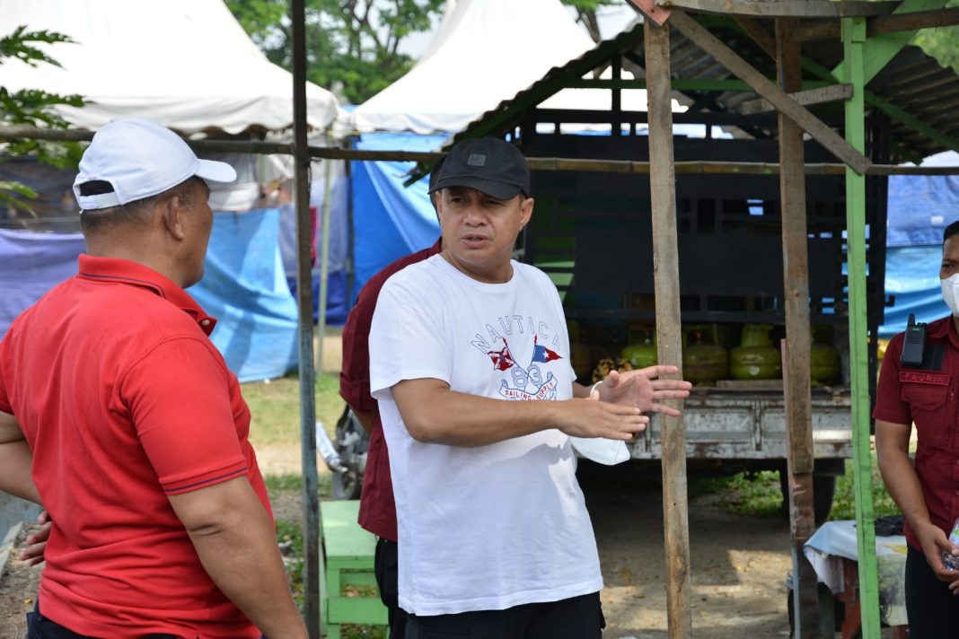 Bupati Batubara Ir H Zahir MAP meninjau proyek penataan Taman Simpang Sei Bejangkar yang direncanakan sebagai area UMKM teramai di Kecamatan Sei Balai.