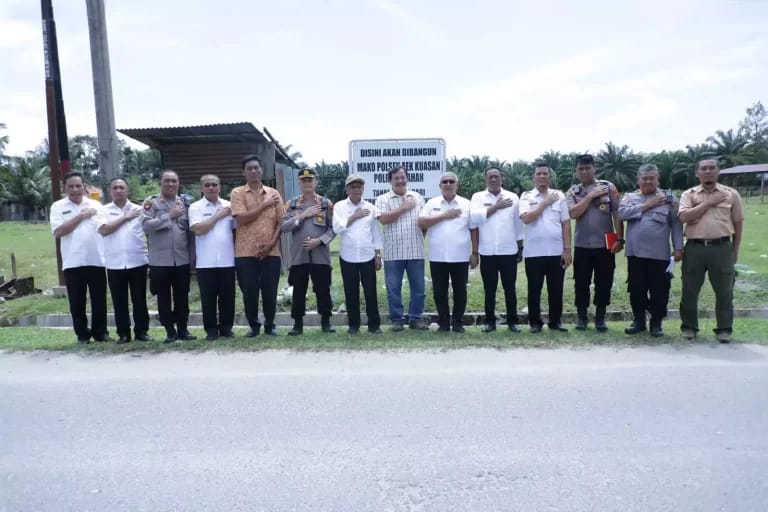 Bupati Asahan H Surya BSc bersama Kapolres Asahan AKBP Roman Smaradhana Elhaj SH SIK MH tinjau lokasi pembangunan Mako Polsek Aek Kuasan Polres Asahan di Kecamatan Aek Kuasan.