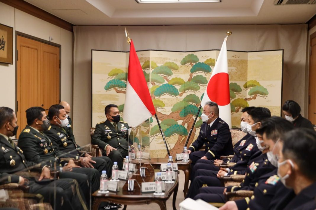 Kasad Jenderal TNI Dr Dudung Abdurachman membahas kerja sama militer hingga penanggulangan bencana saat Courtesy Call dengan Kepala Staf AD Jepang Jenderal Yoshida Yoshihide di Markas Besar AD Jepang di Ichigaya, Tokyo.