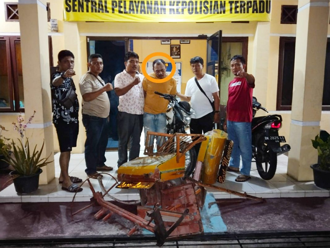 Pelaku pencurian becak motor inisial MIH dan barang bukti diapit petugas saat diamankan di Polsek Siantar Martoba.