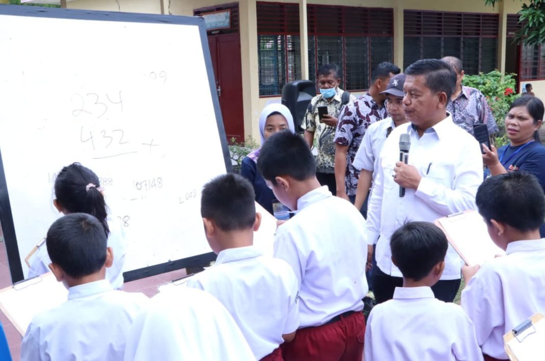 Bupati Simalungun Radiapoh Hasiholan Sinaga menguji kemampuan siswa saat pelatihan berhitung dengan metode Gasing di SMP Negeri 1 Kecamatan Siantar, Kabupaten Simalungun.