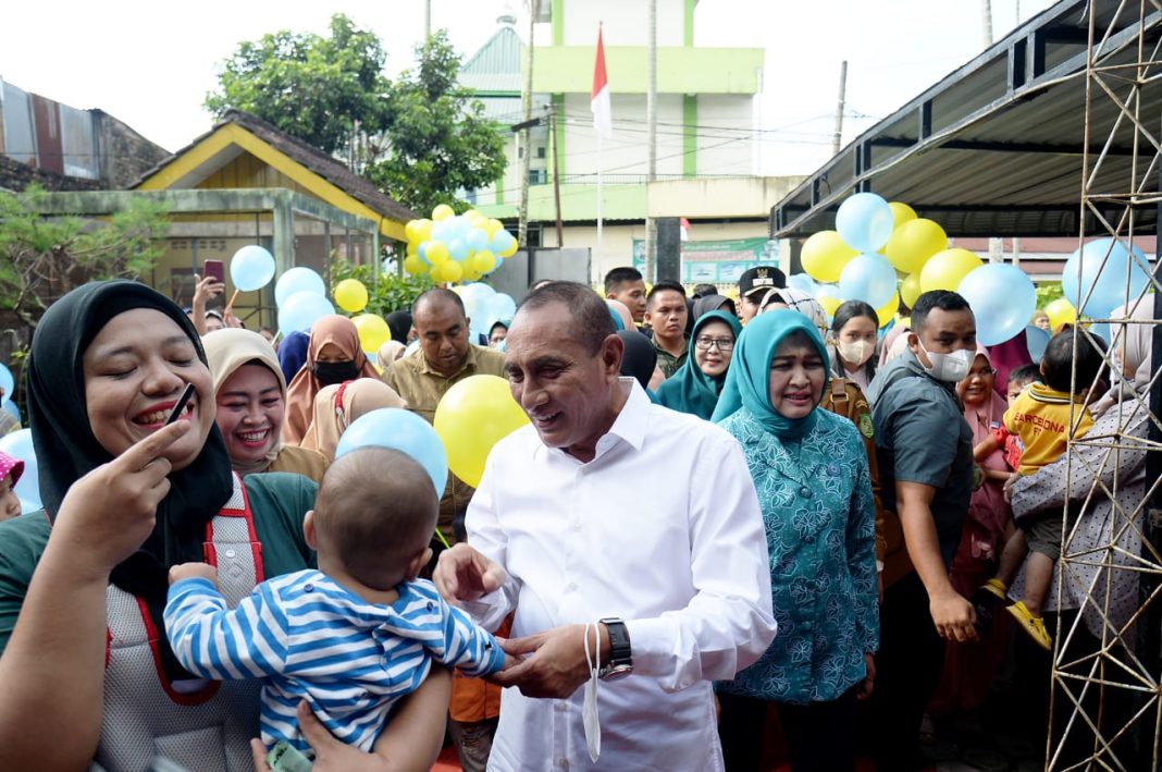 Gubernur Sumut Edy Rahmayadi didampingi Ketua TP PKK Provinsi Sumut Nawal Lubis memberikan imunisasi polio pada anak 0-59 bulan dalam rangka Sub PIN di halaman Kantor Kelurahan Sari Rejo, Jalan Sejati, Kecamatan Medan Polonia, Kota Medan.