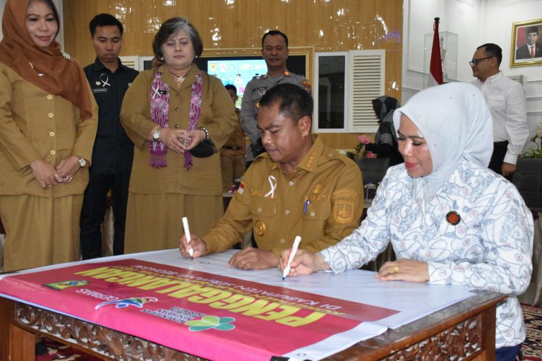 Gebyar tes IVA juga diwarnai dengan penandatanganan komitmen kepedulian penanganan kanker oleh Bupati Sergai H Darma Wijaya dan Ketua YKI Cabang Sergai Ny Hj Rosmaida Darma Wijaya.