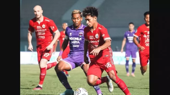 Suasana laga BRI Liga 1 antara Persita Tangerang vs Persija Jakarta di Stadion Indomilk Arena, Tangerang.