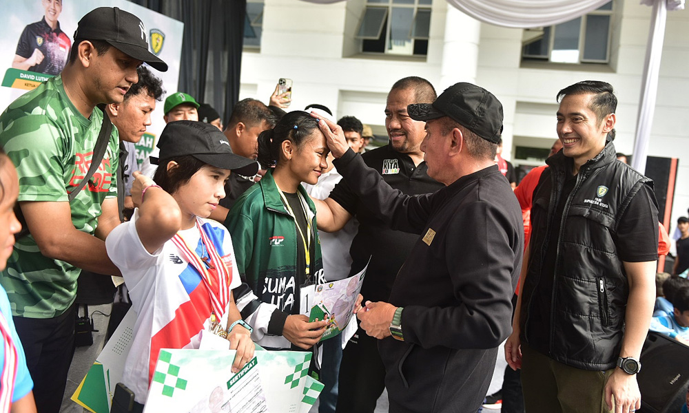 Gubernur Sumut Edy Rahmayadi membakar semangat para peserta di depan Kantor Gubernur, Jalan Diponegoro, Nomor: 30 Medan.