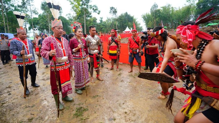 Kapolri Jenderal Polisi Listyo Sigit Prabowo menghadiri hari lahir Keramat Patih Patinggi tahun 2023 di Kalimantan Barat.