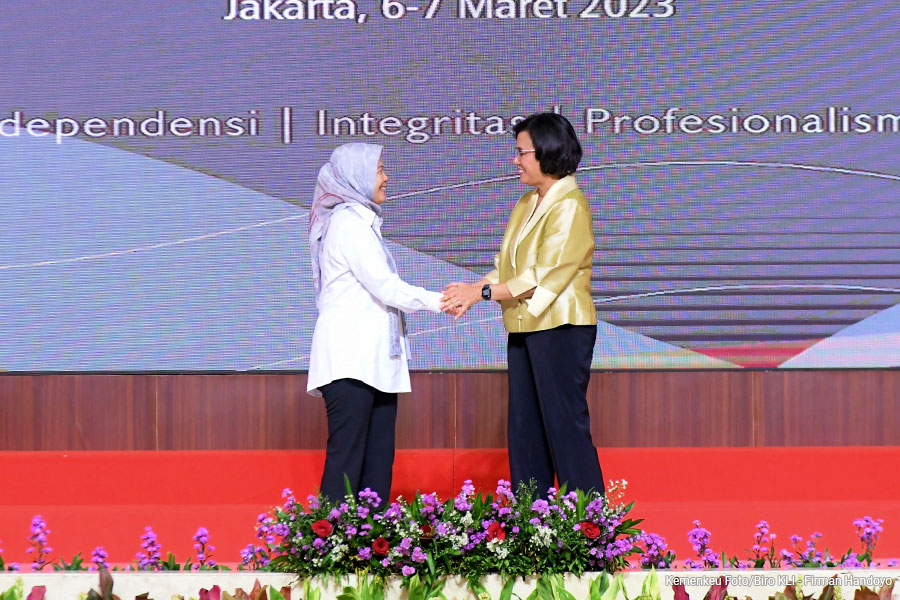 Menkeu RI Sri Mulyani Indrawati (kanan) dalam acara Rapat Koordinasi Pelaksana BPK 2023 di Jakarta.