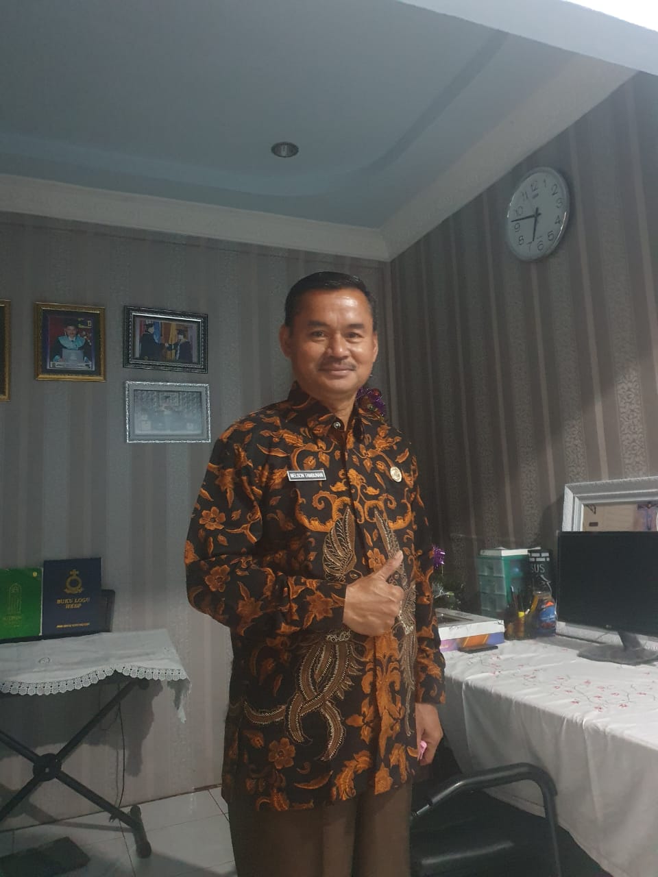 Kepala Sekolah SMA Negeri 1 Pollung Drs Nelson Tambunan MM.