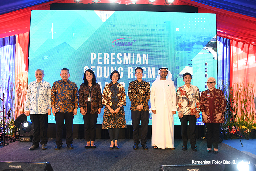 Menkeu RI Sri Mulyani Indrawati foto bersama dengan lainnya di dalam acara Peresmian Gedung RSCM Kanigara.