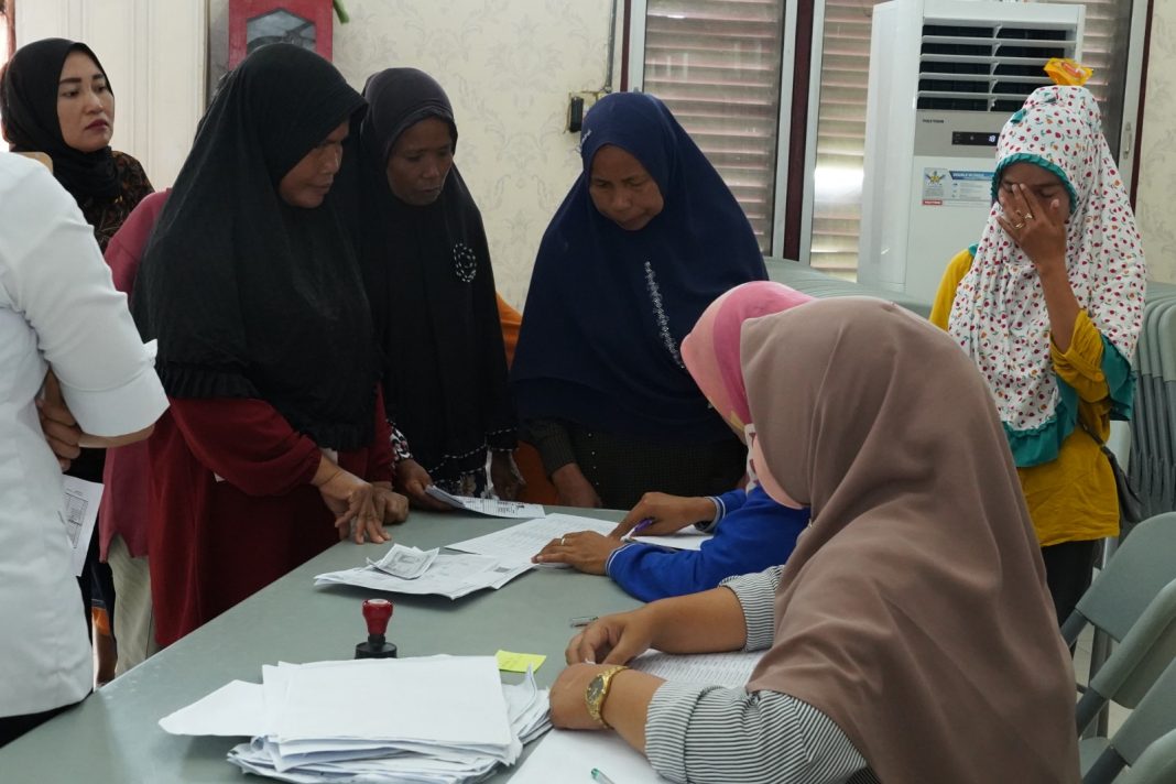 Pemkab Batubara menyalurkan bantuan sosial untuk ratusan WRSE di aula Kantor Camat Air Putih.