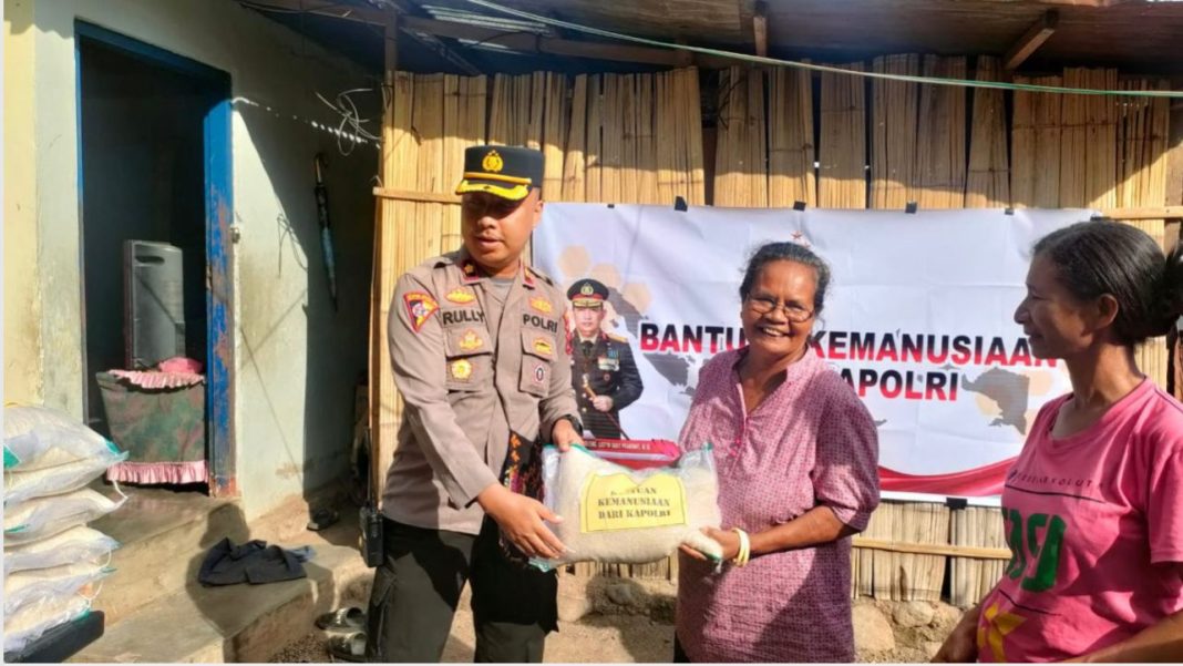 Kapolri Jenderal Polisi Listyo Sigit Prabowo mengirimkan serta mendistribusikan bantuan kemanusiaan kepada warga yang terdampak imbas fluktuatifnya harga bahan pokok pada saat Bulan Ramadan di Provinsi NTT.