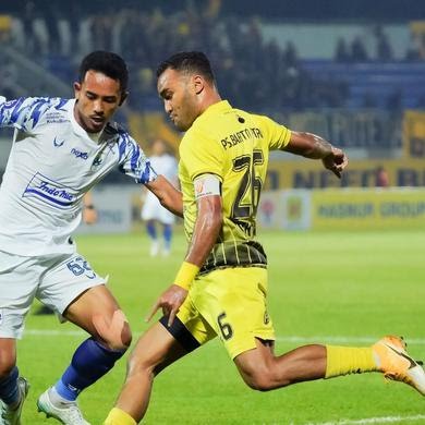 Pemain Barito Putera, Rizky Pora, hendak melepaskan tembakan ke gawang PSIS Semarang saat bertanding dalam lanjutan BRI Liga 1 di Stadion Demang Lehman.