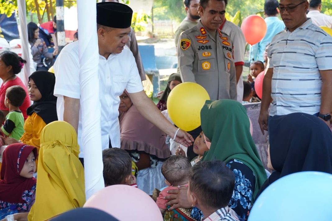 Bupati Batubara Ir H Zahir MAP bersama Kapolres Batubara AKBP Jose DC Fernandes di kegiatan peduli stunting ini yang digelar di halaman Mapolsek Indrapura, Kecamatan Air Putih.