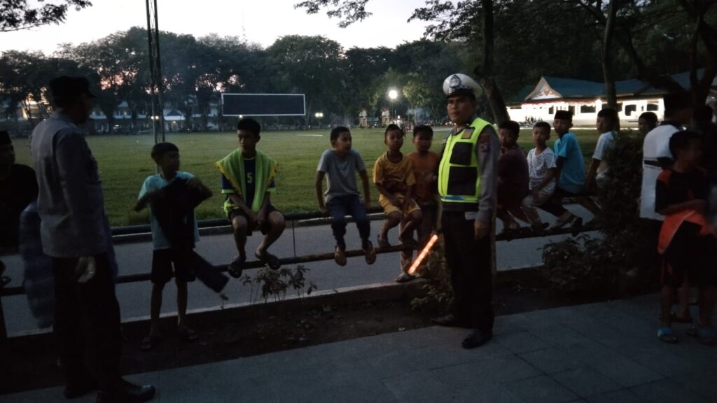 Personel Sat Lantas Polres Langkat membubarkan para remaja yang sedang kumpul-kumpul di Alun-Alun Tengku Amir Hamzah Jalan Proklamasi, Kecamatan Stabat, Kabupaten Langkat.