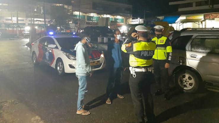 Personel Sat Lantas Polres Binjai mengimbau pemuda dan remaja untuk membubarkan diri ketika kumpul-kumpul Jalan Megawati, Kelurahan Sumber Melati, Kecamatan Sunggal, Kabupaten Deliserdang.