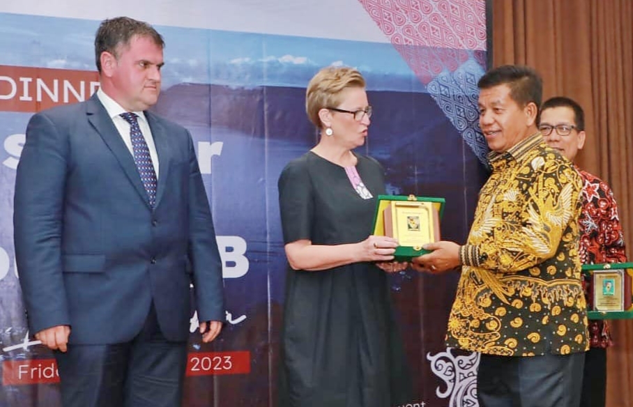 Bupati Simalungun Radiapoh Hasiholan Sinaga memberikan cenderamata kepada duta besar Ambassador Goes To Kampung KB Lake Toba di Niagara Hotel Parapat.