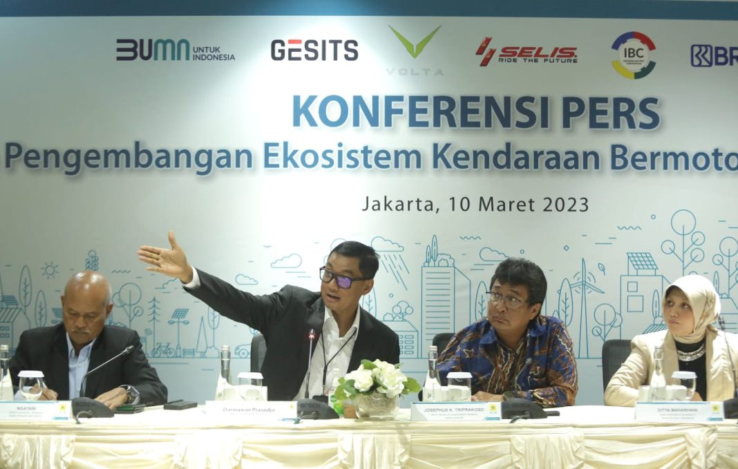 Dirut PLN Darmawan memberi keterangan dalam Konferesi Pers 'Dukungan Pengembangan Ekosistem KBLBB' di Jakarta.