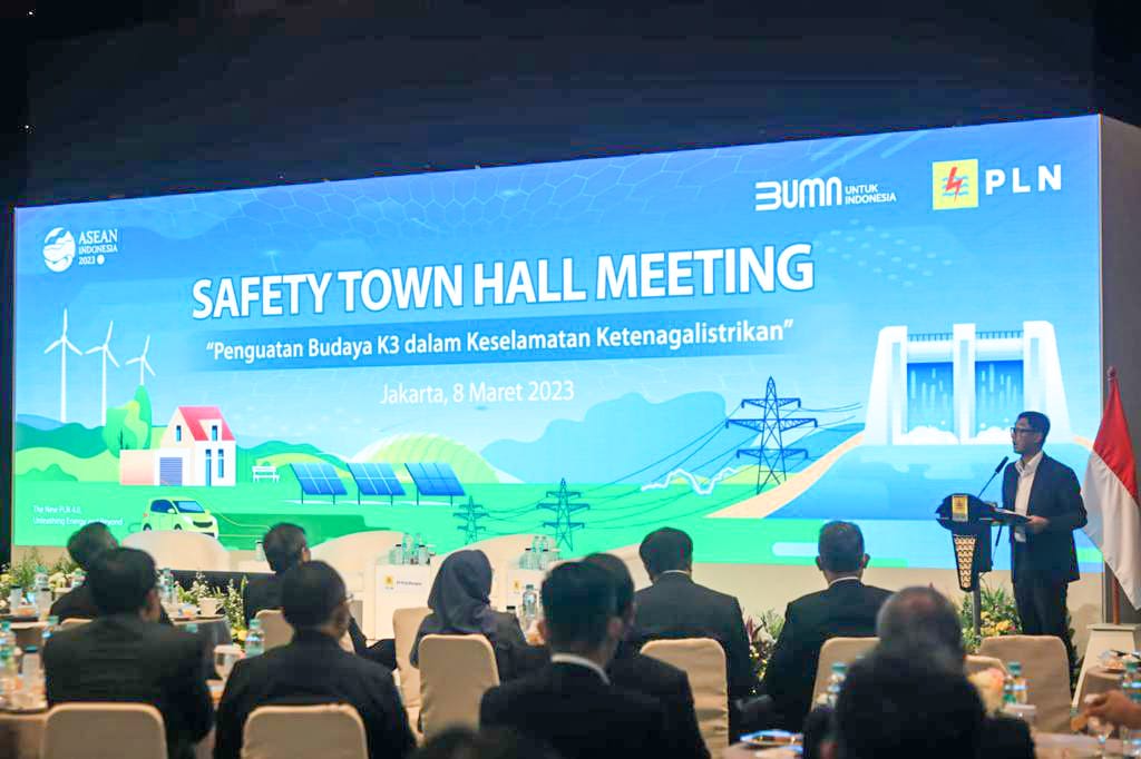 Direktur Utama PT PLN Darmawan Prasodjo menyampaikan sambutan pada acara Safety Townhall Meeting PLN Grup, di Jakarta.