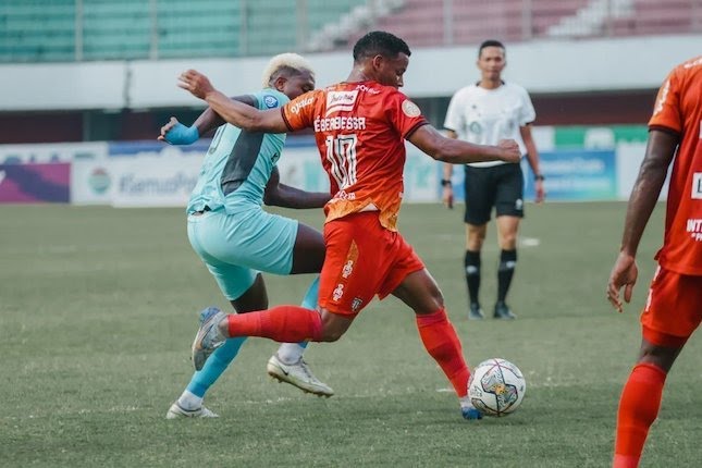 Eber Bessa dikawal Hugo Gomes di laga Bali United vs Madura United di pekan ke-32 BRI Liga 1 2022/2023 di Stadion Maguwoharjo.