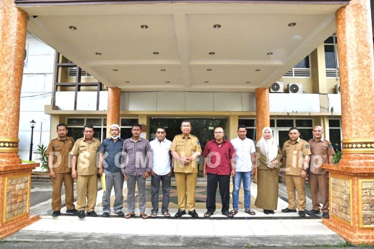 Sekda Kota Sibolga M Yusuf Batubara SKM MM menerima audiensi Pemerhati Olahraga Kota Sibolga di Aula Desk Pilkada Kantor Wali Kota.