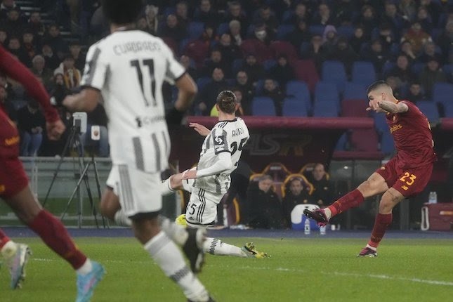 Momen saat bek AS Roma Gianluca Mancini menjebol gawang Juventus di laga pekan ke-25 Serie A 2022/2023 di Stadio Olimpico.