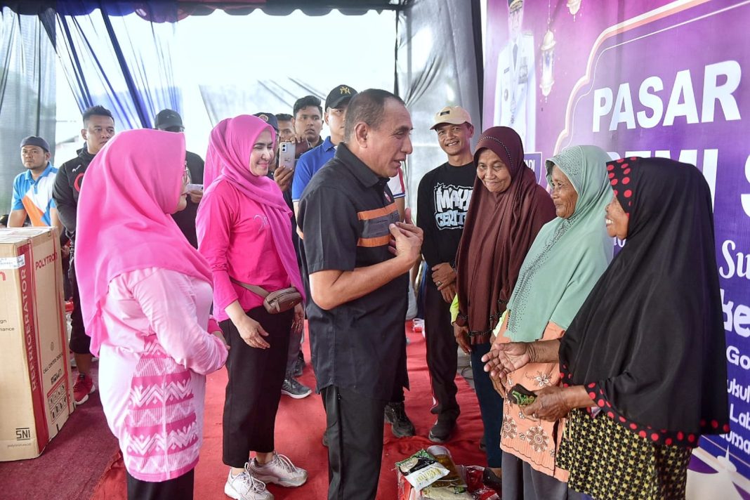 Gubernur Sumut Edy Rahmayadi tampak berbicara dengan ibu-ibu saat menghadiri pasar murah di Lapangan Desa Pematang Johar, Deliserdang.