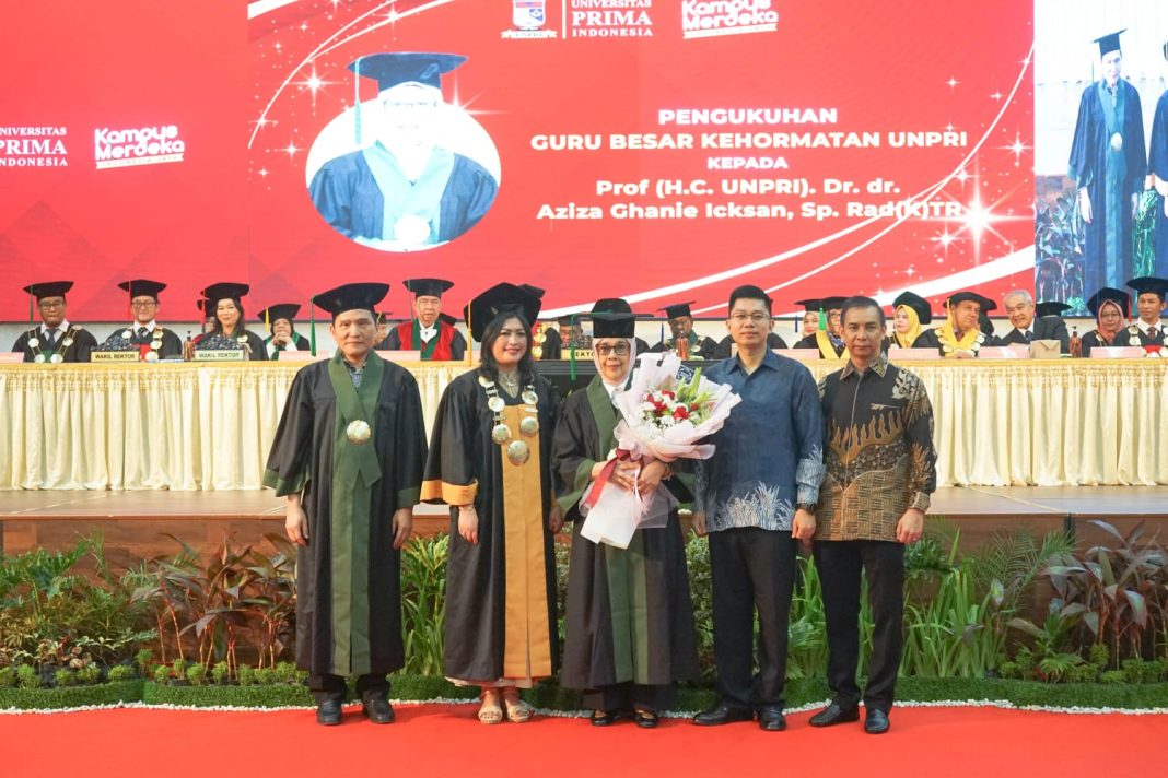 Foto bersama seusai penganugerahan guru besar kehormatan Unpri Prof (HC UNPRI) Dr dr Aziza Ghanie Icksan SpRad (K) TR.