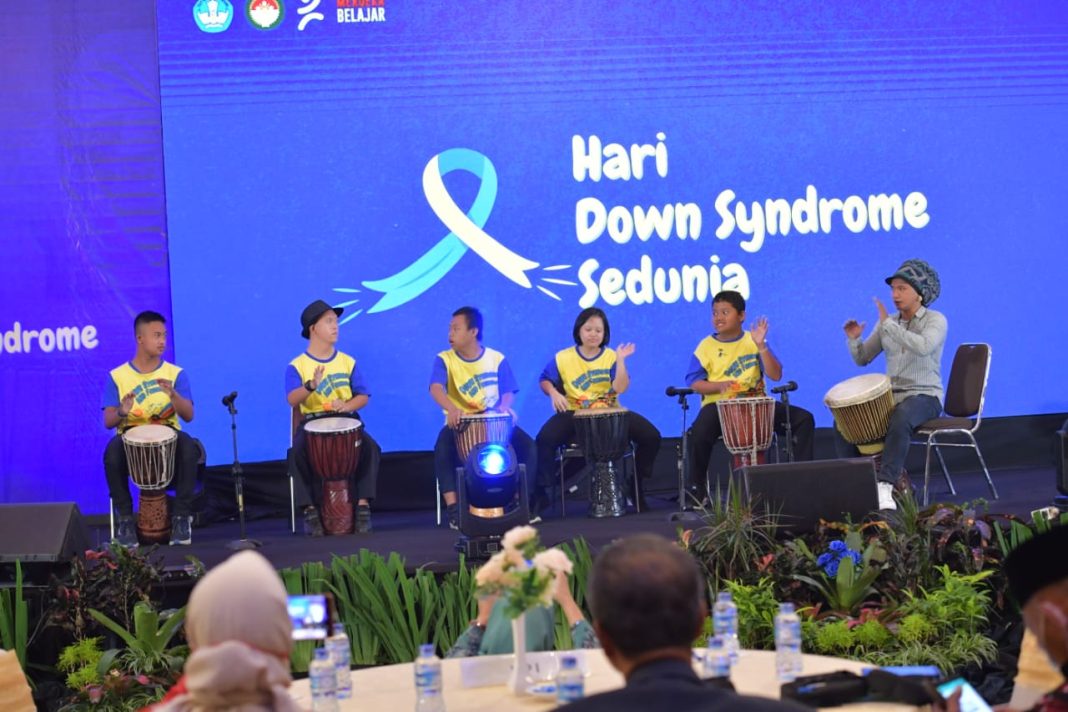 Kemendikbudristek bersama Dharma Wanita Persatuan Kemendikbudristek melakukan peringatan Hari Down Syndrome Internasional dengan menggelar Webinar Pendidikan Khusus yang bertema “Pendidikan Bermutu Bersama Kami”.