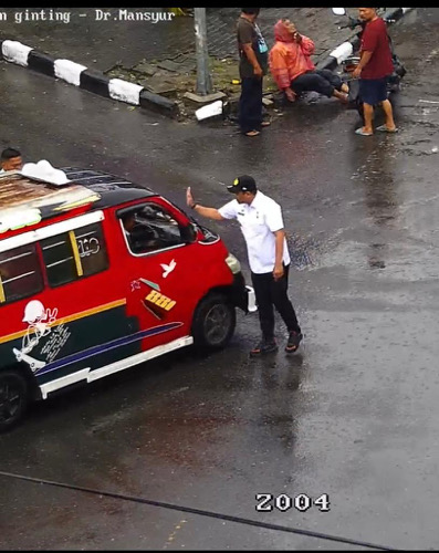 Bobby Nasution menghentikan angkot menerobos lampu merah usai menabrak pengendara sepeda motor di persimpangan lampur Jalan Dr Mansyur-Jalan Jamin Ginting Medan.