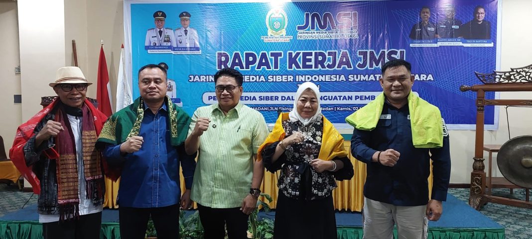 Ketua PWI Sumut Farianda Putra Sinik SE foto bersama dengan pengurus JMSI di Medan.