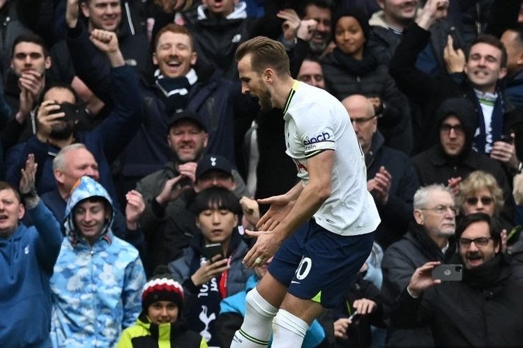 Harry Kane melompat untuk melakukan selebrasi usai mencetak gol dalam laga pekan ke-27 Liga Inggris 2022-2023 antara Tottenham vs Nottingham Forest di Tottenham Hotspur Stadium, London.