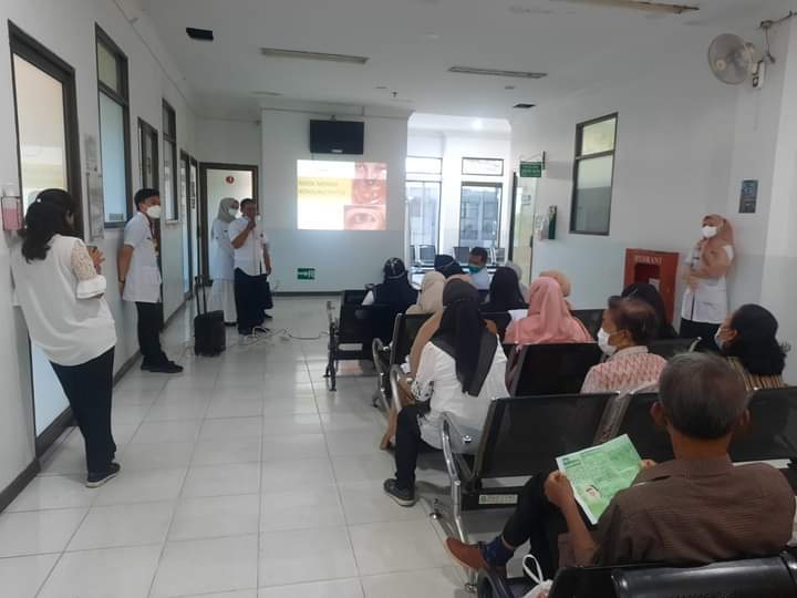 Kegiatan Instalasi Promosi Kesehatan RSUD Dr Pirngadi Medan bersama SMF Mata memberikan penyuluhan tentang konjungtivitis kepada pengunjung di Poliklinik Mata.