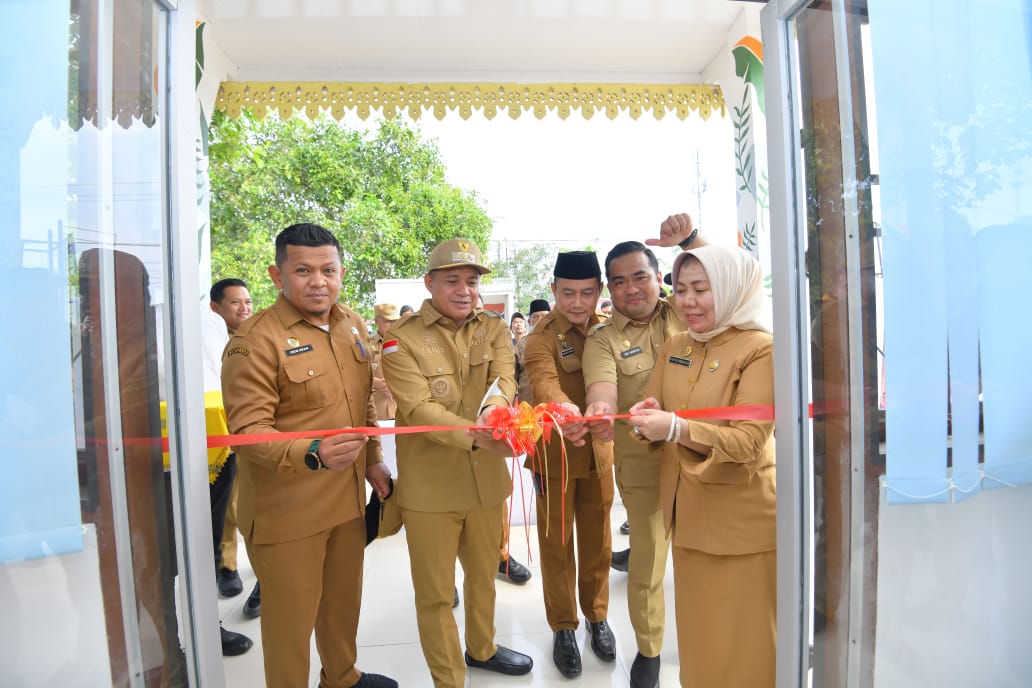 Bupati Batubara Ir H Zahir MAP didampingi lainnya launching Koperasi Konsumen Pegawai Batubara Bisa.