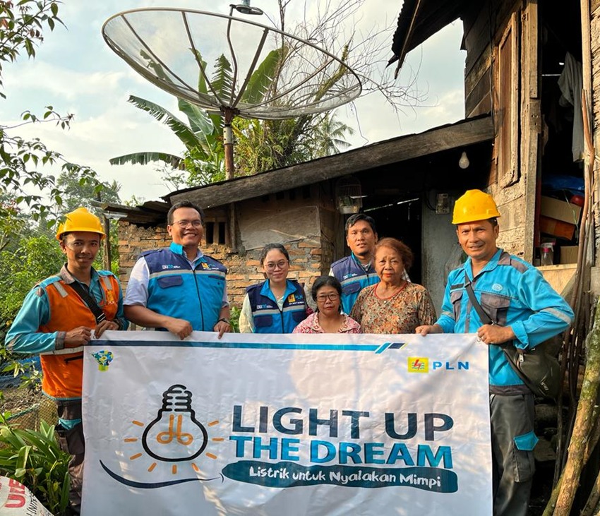 PLN UID Sumut memasang listrik gratis kepada 265 masyarakat Sumut melalui Program Light Up The Dream.