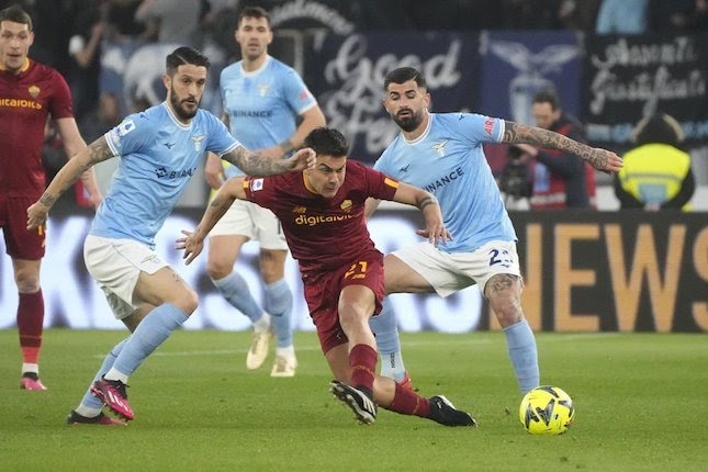 Luis Alberto (kiri) dan Elseid Hysaj (kanan) mengepung Paulo Dybala di laga Lazio vs AS Roma di Olimpico.