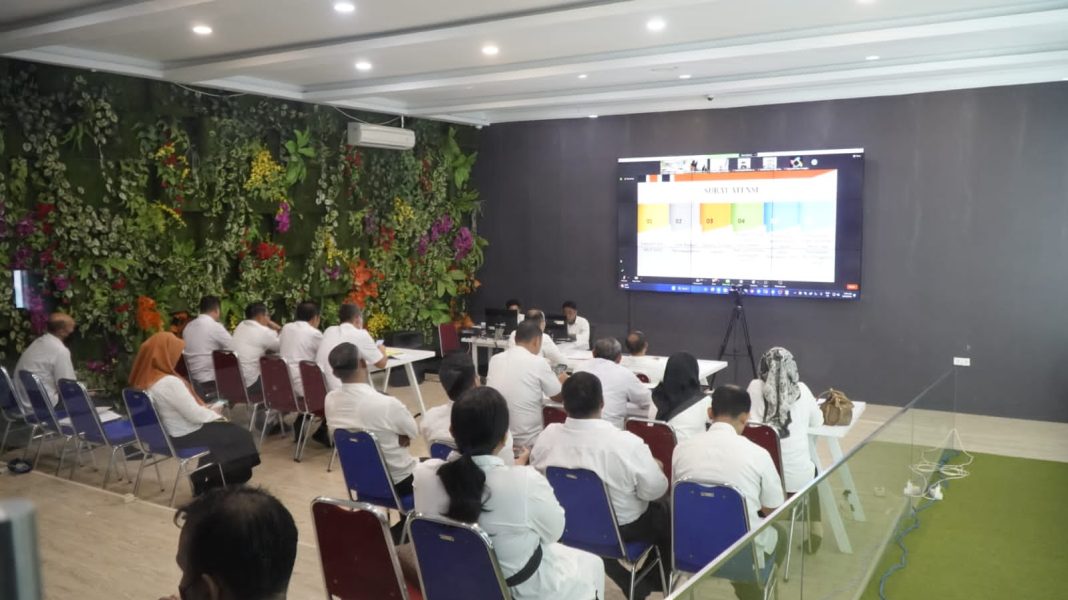 Pemkab Langkat mengikuti sosialisasi indikator dan sub indikator MCP Tahun 2023 dan Program Tematik secara zoom meeting, bertempat di Ruang Langkat Command Center Kantor Bupati Langkat.