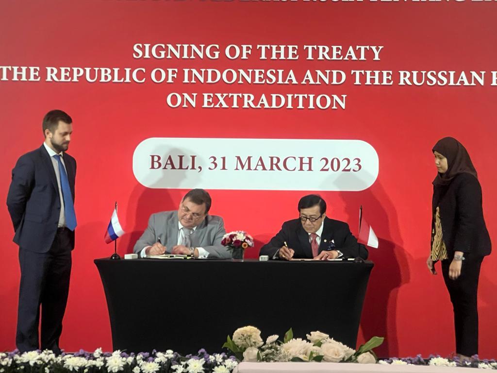 Menkumham RI Yasonna H Laoly bersama Menteri Hukum Federasi Rusia, Konstantin Chuichenko menandatangani perjanjian ekstradisi antara RI dengan Federasi Rusia di Bali.