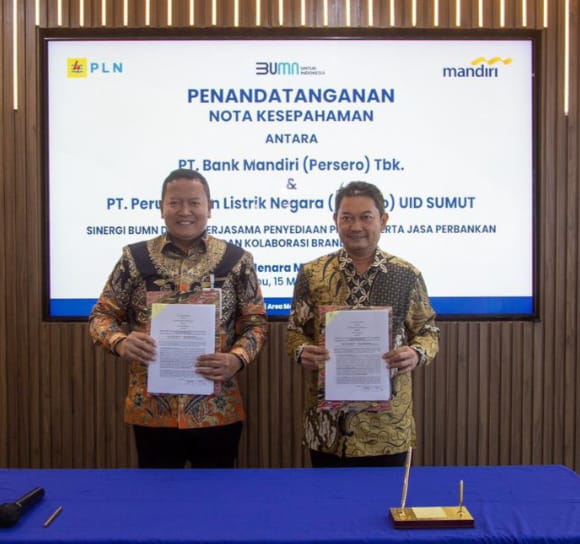 GM PLN UID Sumut Tonny Bellamy dan Regional CEO Bank Mandiri Region I/Sumatera 1 Lourentius Aris Budiyanto melakukan penandatanganan Nota Kesepahaman dan memegang nota tersebut.