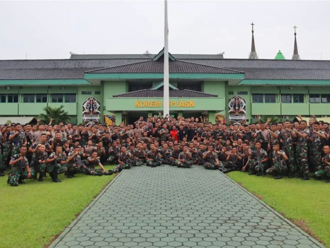 Personel Batalyon B Pelopor Brimob Polda Kaltim bersama jajaran personel Polres Kota Samarinda dan Korem 091/ASN menggelar olahraga bersama bertempat di Makorem 091/ASN Samarinda.