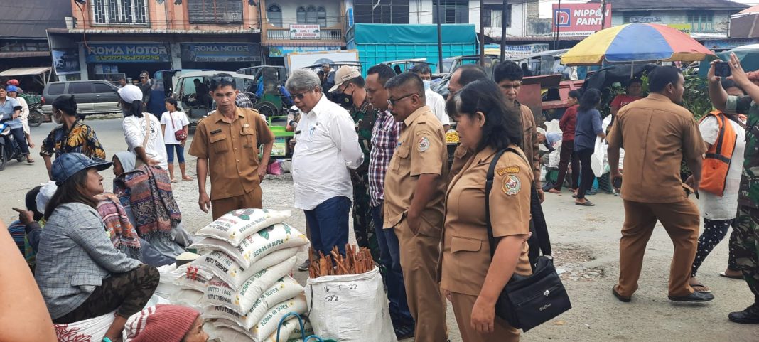 Tim TPID Pemkab Taput mengecek ketersediaan beras di Pasar Tradisional Siborong-borong.