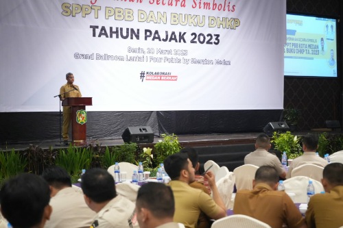 Penyerahan secara simbolis SPPT PBB dan buku DHKP tahun pajak 2023 oleh Wali Kota Medan diwakili Sekda Kota Medan Wiriya Alrahman kepada perwakilan Camat di Hotel Four Foint, Jalan Gatot Subroto Medan.