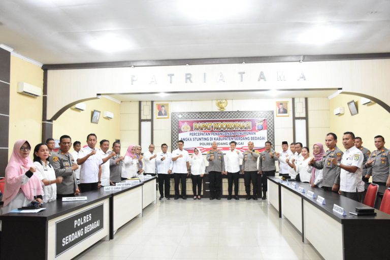 Wakil Bupati Sergai H Adlin Umar Yusri Tambunan ST MSP foto bersama dengan yang lainnya saat mengikuti rapat koordinasi percepatan penanganan penurunan stunting di wilayah hukum Polres Sergai, di Aula Patriatama Polres Sergai, Sei Rampah.