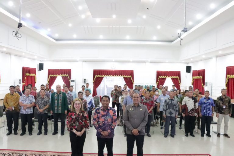 Bupati Sergai H Darma Wijaya foto bersama dengan lainnya usai memimpin kegiatan FGD dalam rangka optimalisasi pengelolaan keuangan daerah di Aula Sultan Serdang, Komplek Kantor Bupati Sergai, Sei Rampah.