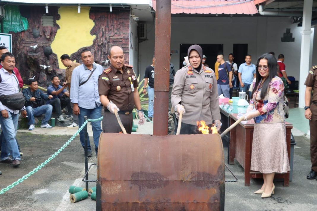 Kajari Asahan bersama Forkopimda memusnahkan barang bukti dan benda sitaan tindak pidana inkracht.