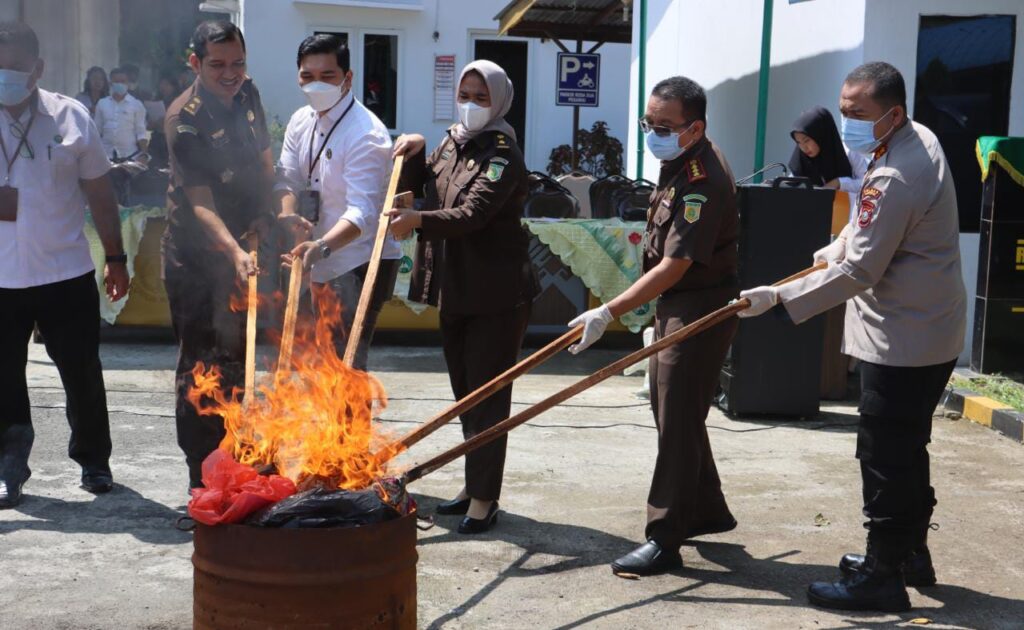 Kajari Langkat Mei Abato Abeto Harahap (dua dari kanan) dan Kapolres Langkat AKBP Faisal Rahmat Husein Simatupang (kanan) memusnahkan barang bukti ganja dengan dibakar di Halaman Kantor Kejari Langkat Jalan Proklamasi, Kelurahan Kwala Bingai, Kecamatan Stabat, Kabupaten Langkat.